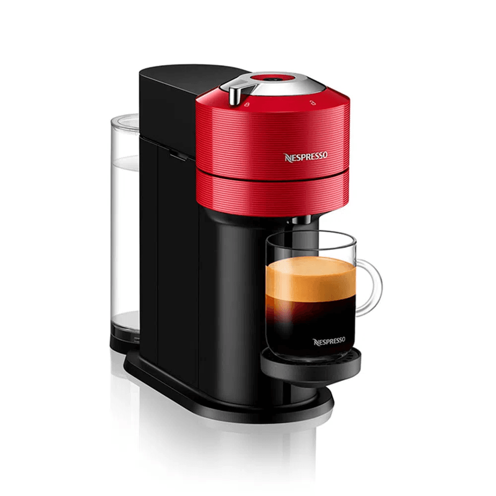 máquina de café nespresso preta com detalhe vermelho no topo e caneca com café servido
