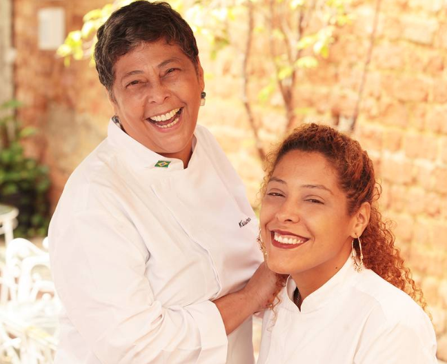 chefs Kátia e Bianca Barbosa lado a lodo com doma de cozinheiras