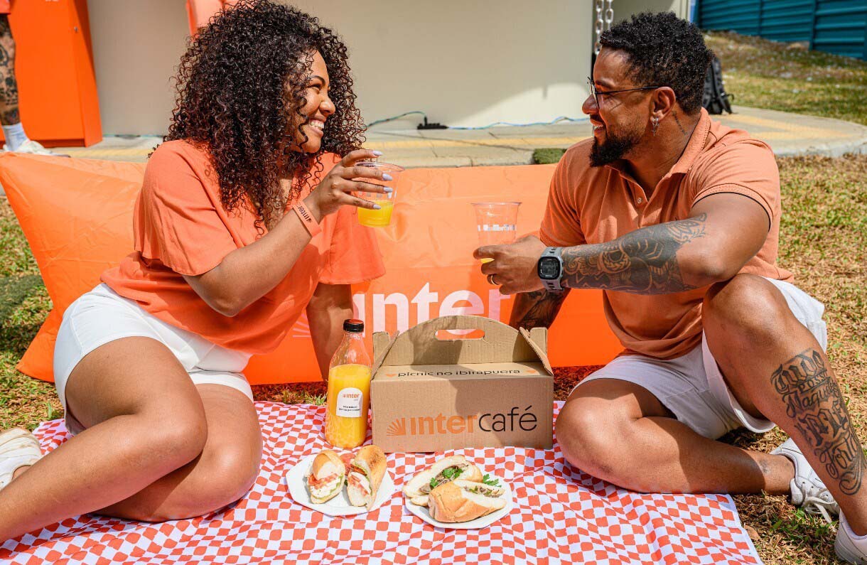 Casal fazendo piquenique no Inter Café