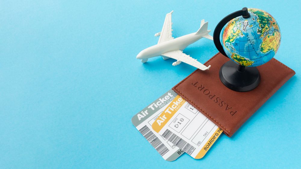 passaporte com bilhete de viagem apoiados por um globo terrestre e avião em miniatura