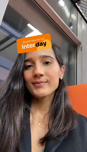 Filtro "Quem sou eu no Inter Day" Gif mostra uma pessoa fazendo uma selfie e na testa dela fica aparecendo escritos sobre quem ela é no inter day