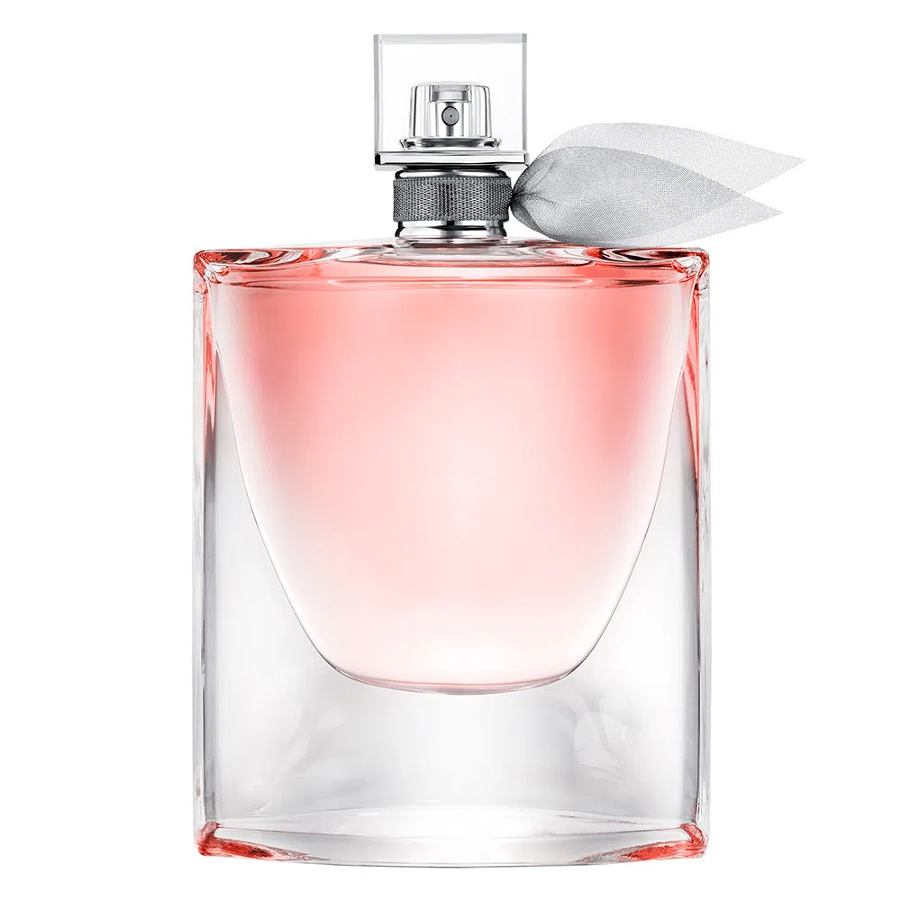 vidro de perfume feminino transparente com líquido rosa e laço na tampa.