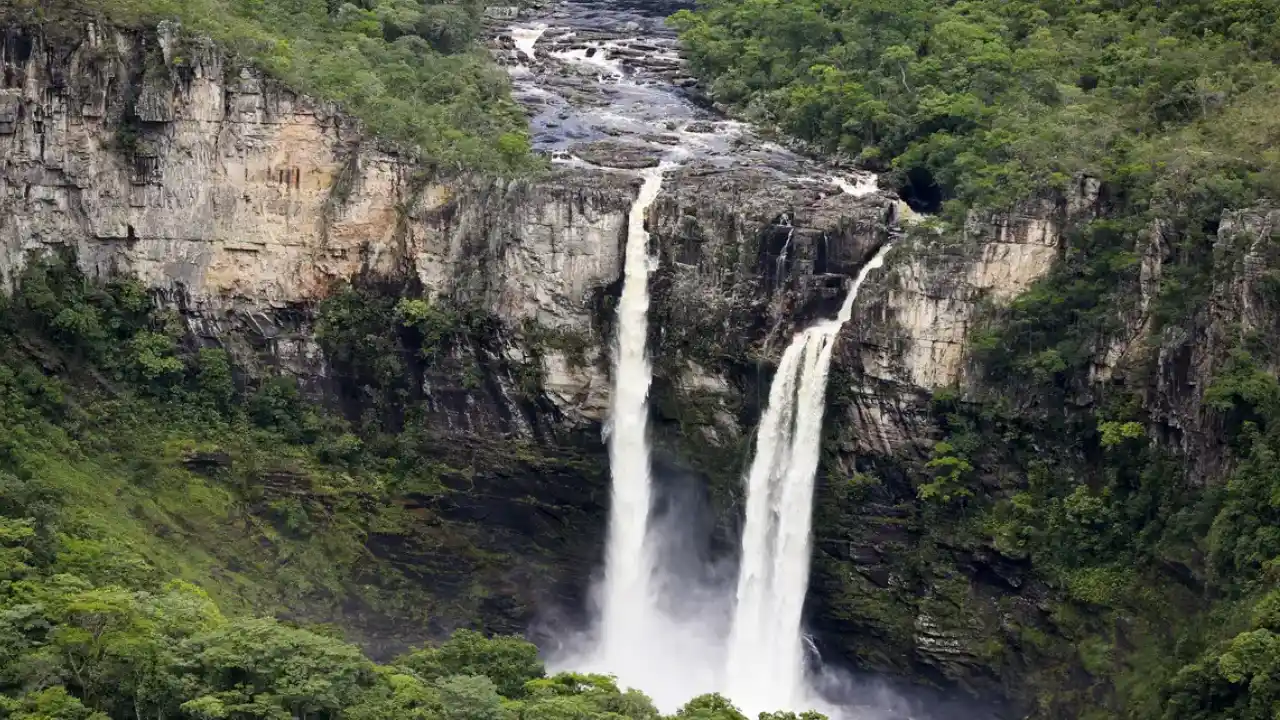 queda de cachoeira na chapada dos veadeiros