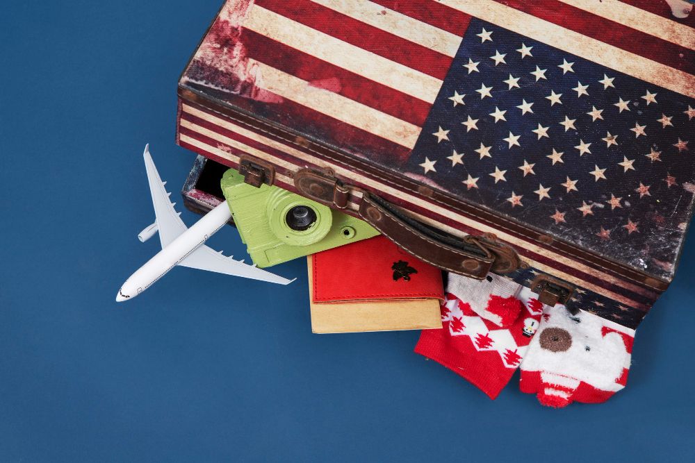Mala de viagem com estampa da bandeira dos EUA com produtos comprados nos estados unidos usando o Gift Card Internacional