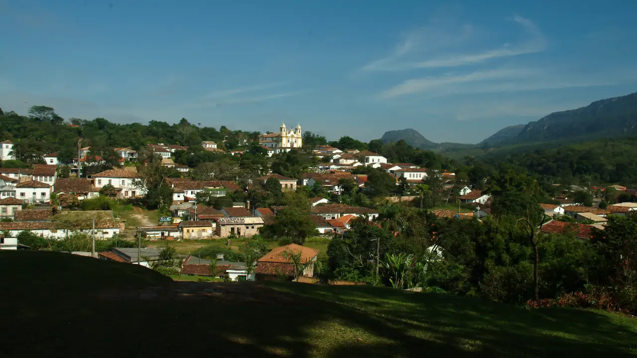 cidade histórica de tirandentes vista de cima com igrejinha ao fundo