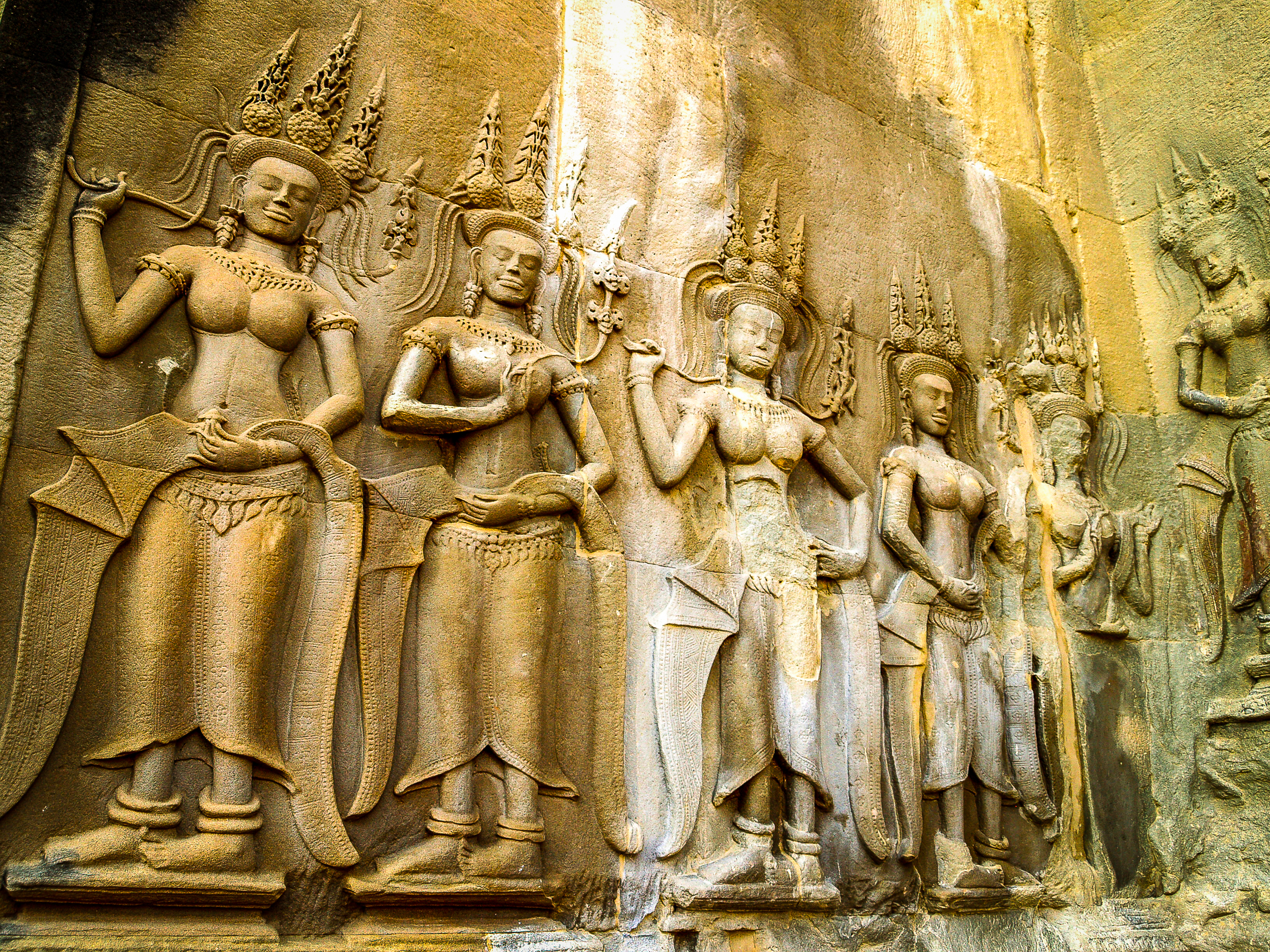 escultura de faraós esculpidos na parede de pedra no Camboja