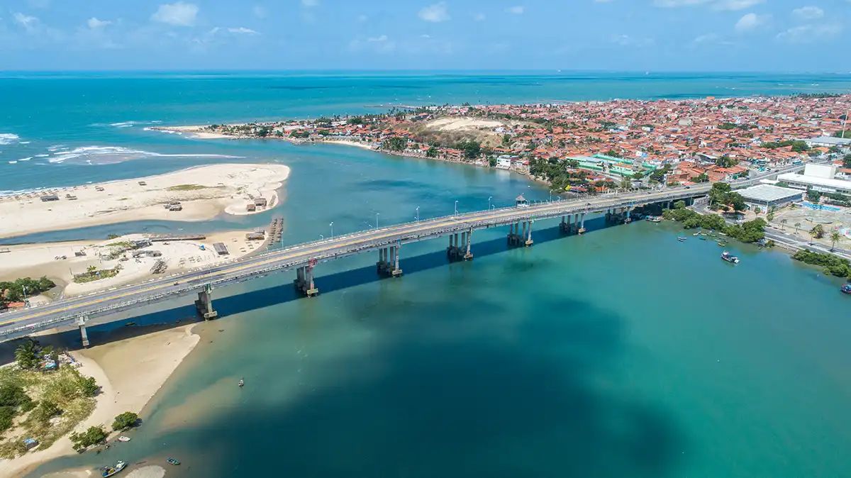 vista aérea da praia de fortaleza com ponte ao centro