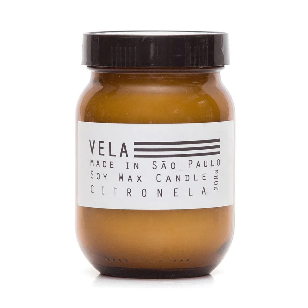 Pode de vidro com vela aromática com rótulo branco escrito Made In São Paulo.