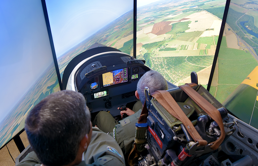 Pilotos em simulação de voo 