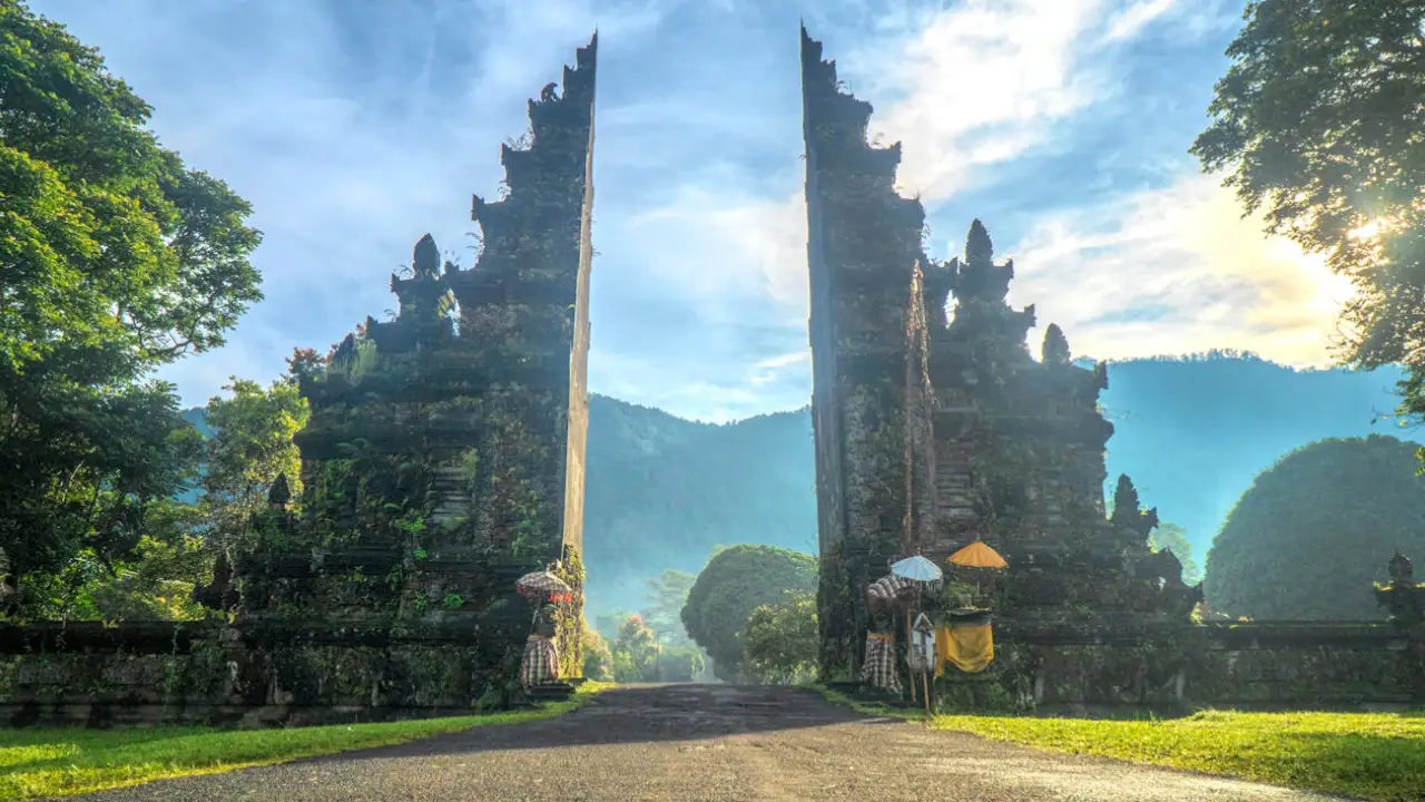 portal de pedras com paisagem montanhosa em bali