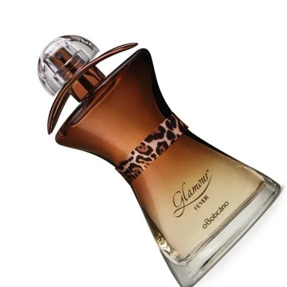 vidro de perfume em formato acinturado com fita de onça em volta e líquido marrom Glamour Fever Boticario