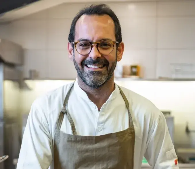 chef Onildo Rocha com avental em uma cozinha industrial