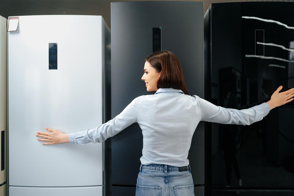 mulher de costas abraçando 3 geladeiras