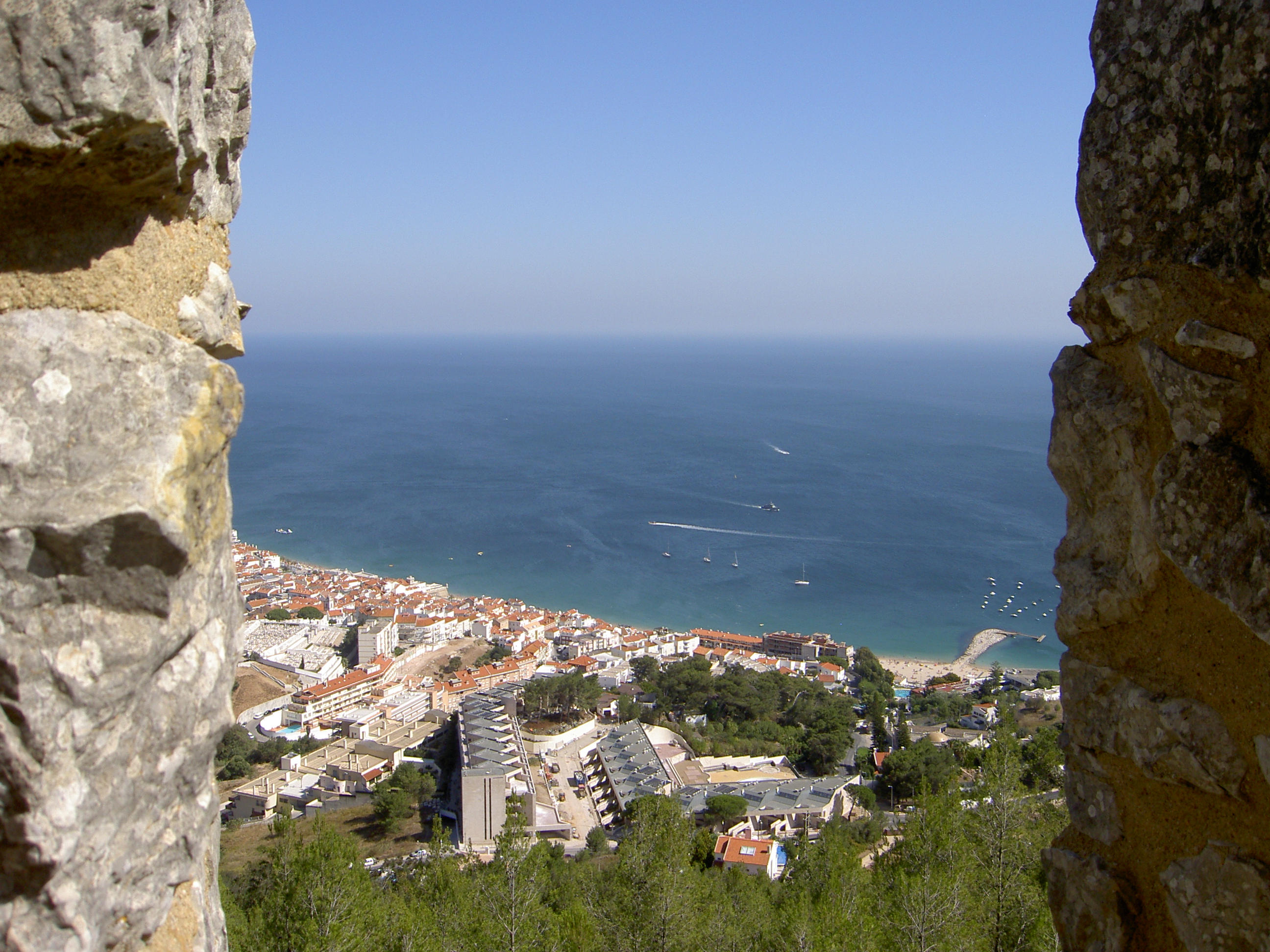 alto de uma janela de pedra com vista da praia de Portugal