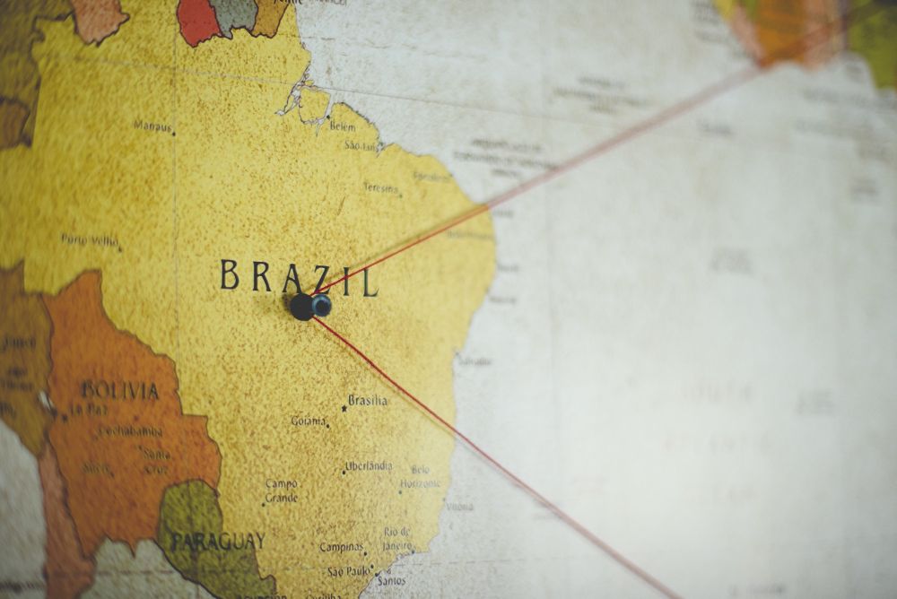 mapa com alfinete marcando o Brasil para simbolizar a independência
