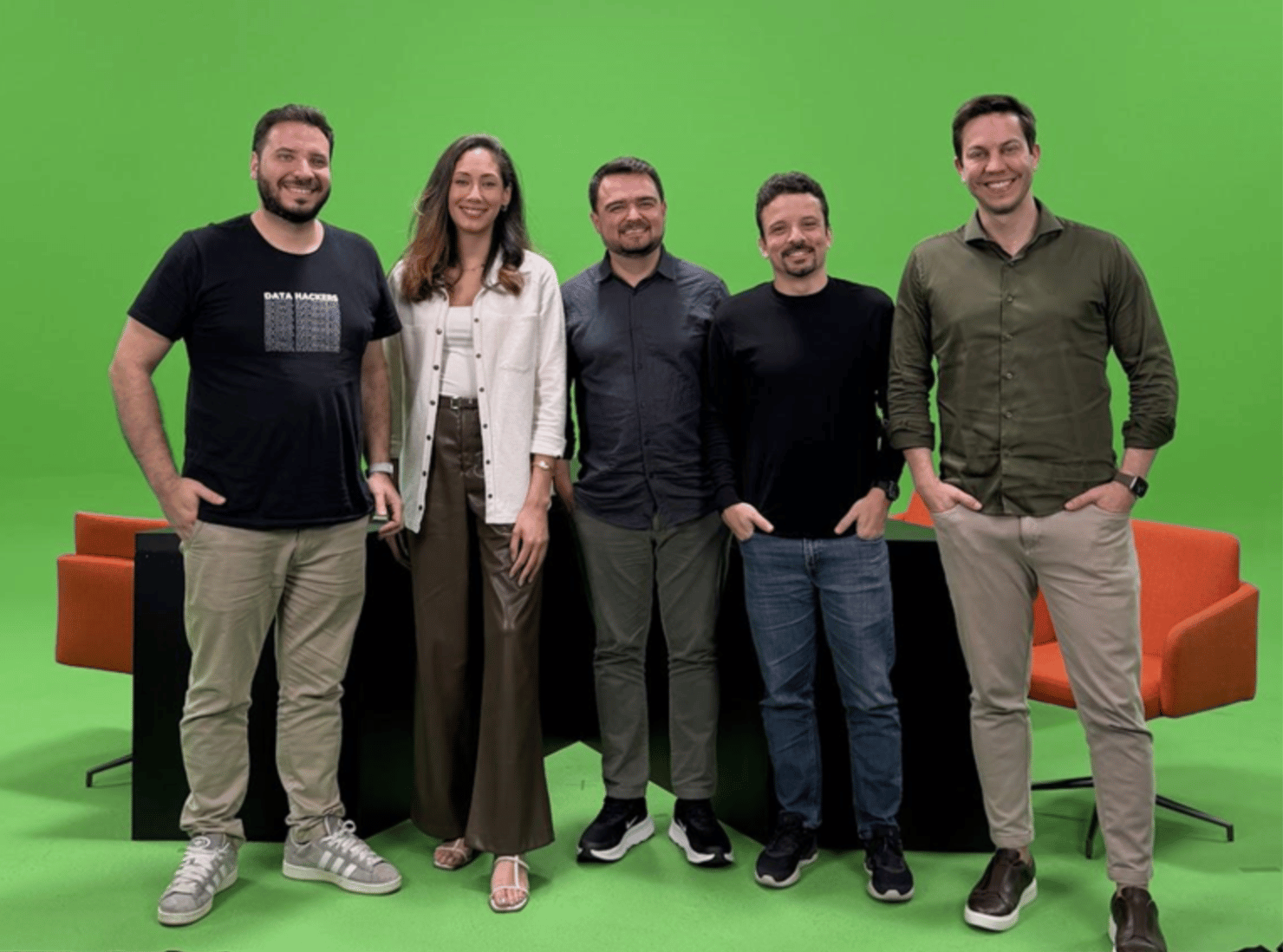 Gabriel Lages e Monique Femme, da Data Hackers; Carlos Pedrosa, Diretor de Data and IT Strategy do Inter; Tiago Moura, Master Data Scientist do Inter; e Marcio Pupin, Data & AI Global Head do Inter, durante a gravação de um episódio do  Data Hackers Podcast.