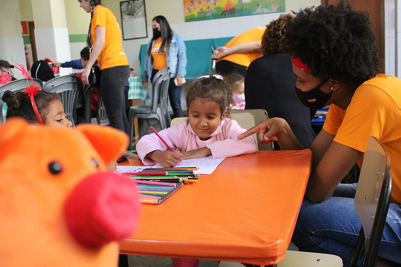 colaboradores interagindo com crianças em uma ação do Inter Voluntariado