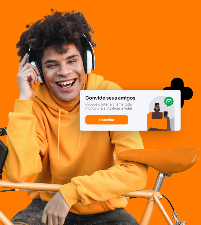 Foto mostra menino ouvindo fones de ouvido e sorrindo, apoiado em uma bicicleta.