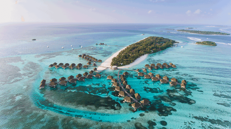 ilhas das Maldivas vista do alto, com mar azul cristalino.