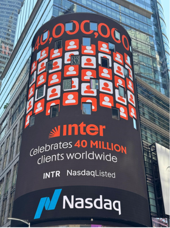 Banner de celebração dos 40 milhões de clientes na Nasdaq em Nova York 