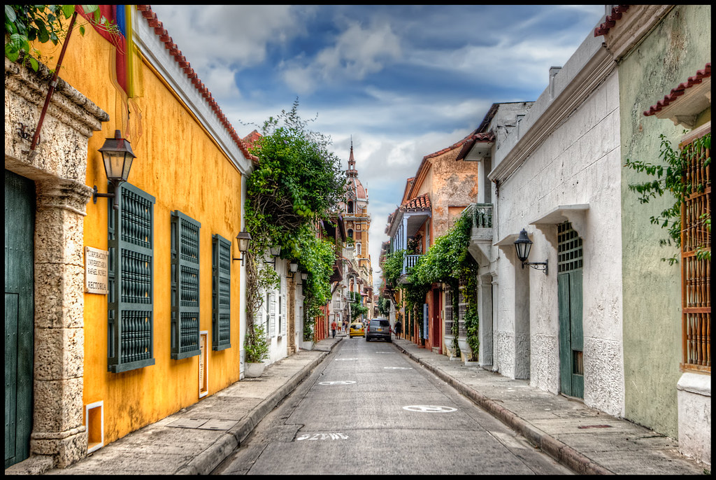 rua estreita na Colômbia com fachada de casas coloridas