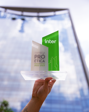 Troféu verde Pró-Ética com prédio do Inter ao fundo