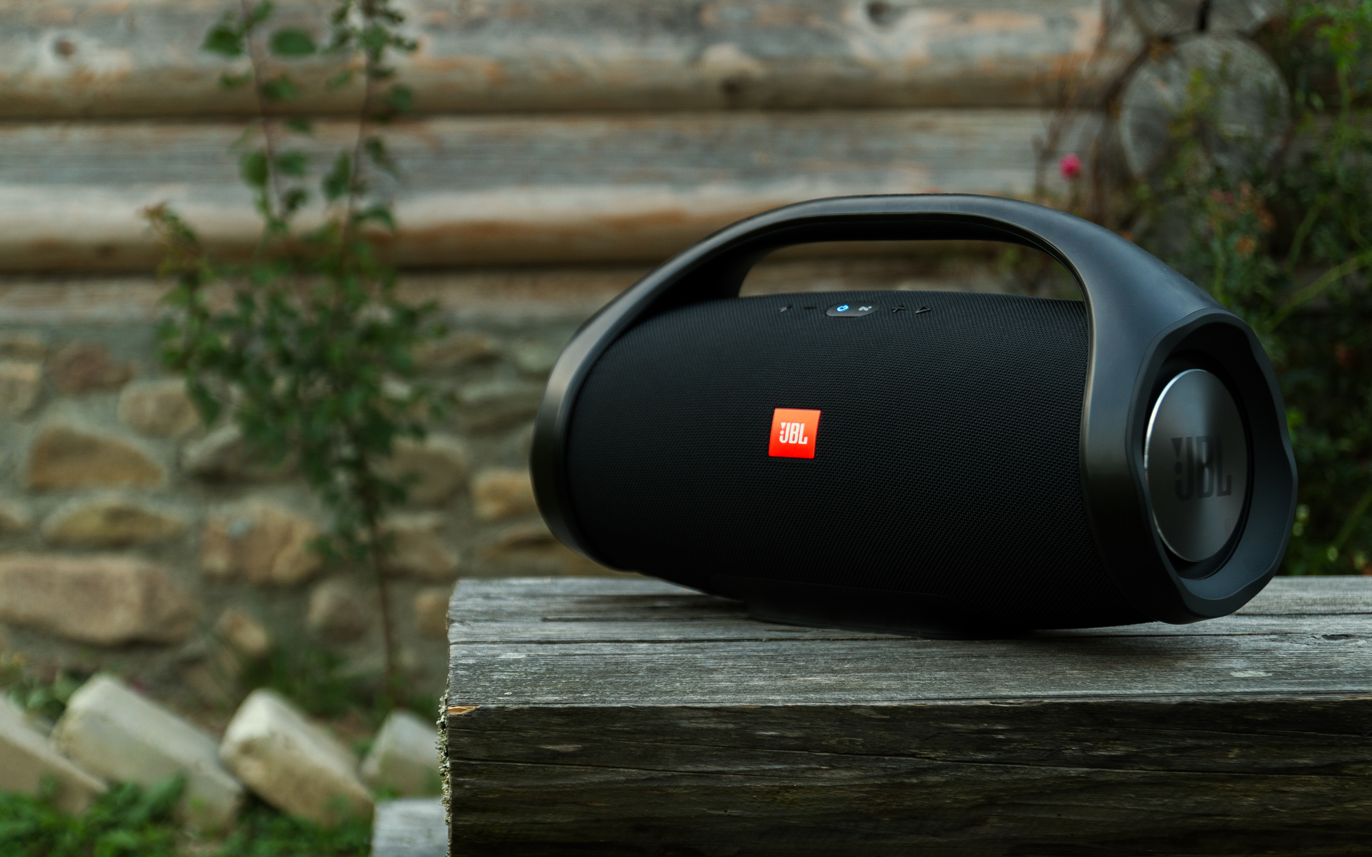 Caixa JBL Boombox em cima de uma mesa